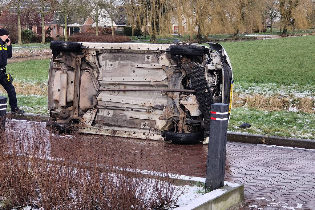 Automobilist belandt met auto op zijkant