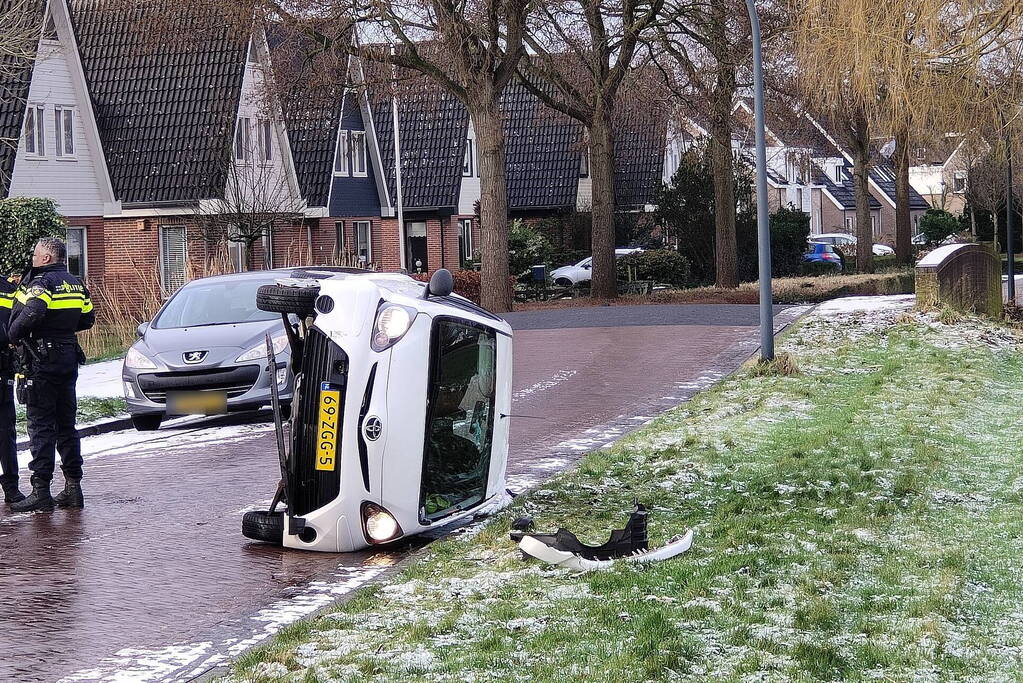 Automobilist belandt met auto op zijkant