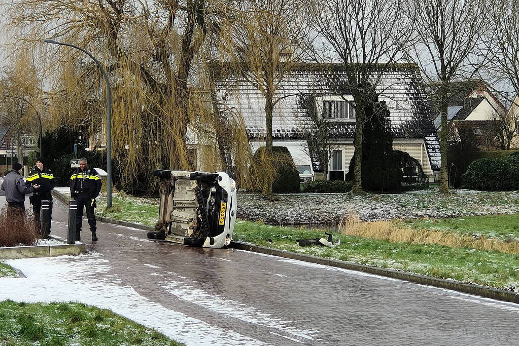 Automobilist belandt met auto op zijkant