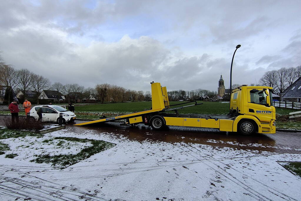 Automobilist belandt met auto op zijkant