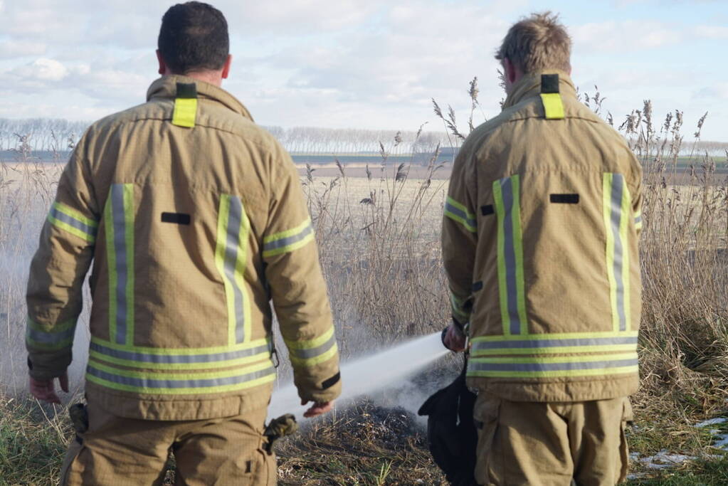 Brandweer blust brand in berm