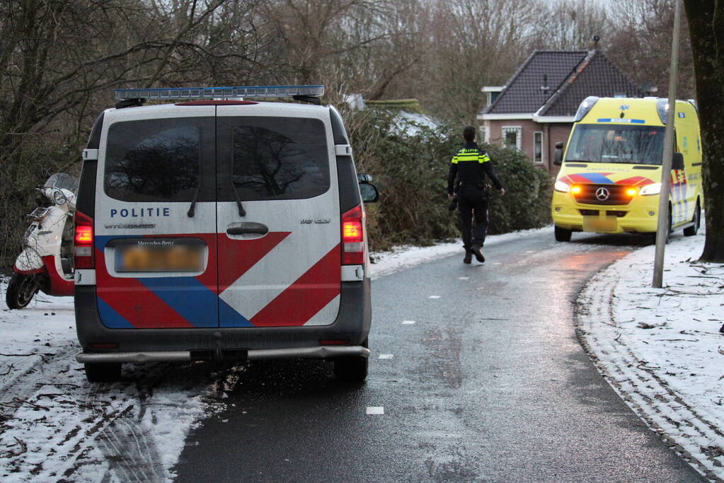 Scooterrijder gaat onderuit door gladheid