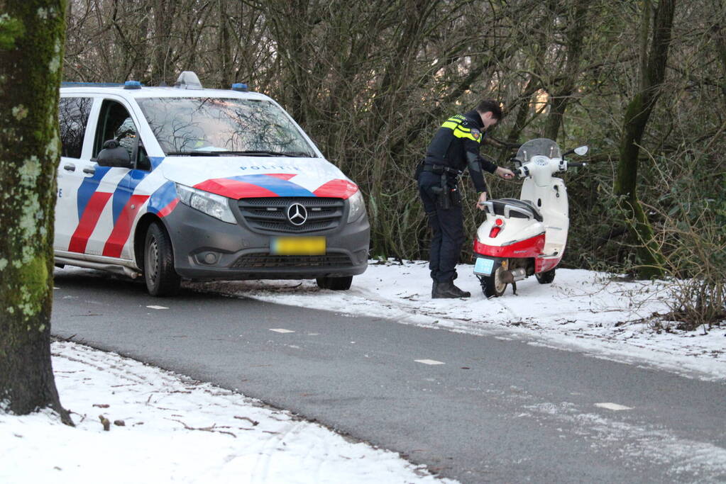 Scooterrijder gaat onderuit door gladheid