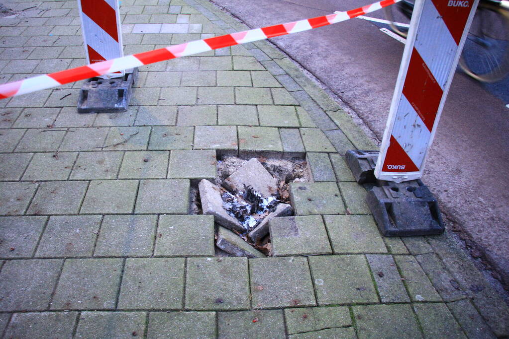Sinkhole in de weg door kapotte riolering