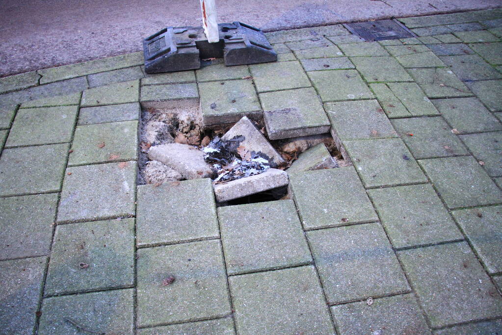 Sinkhole in de weg door kapotte riolering