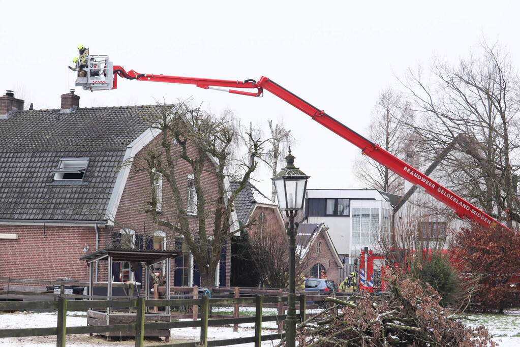 Brandweer blust schoorsteenbrand
