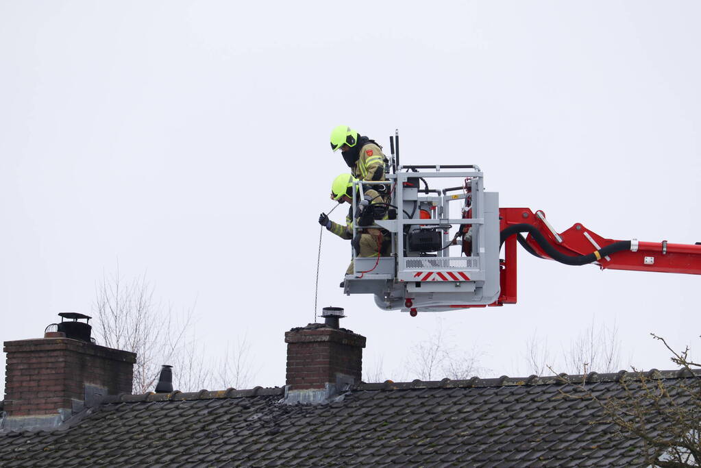 Brandweer blust schoorsteenbrand