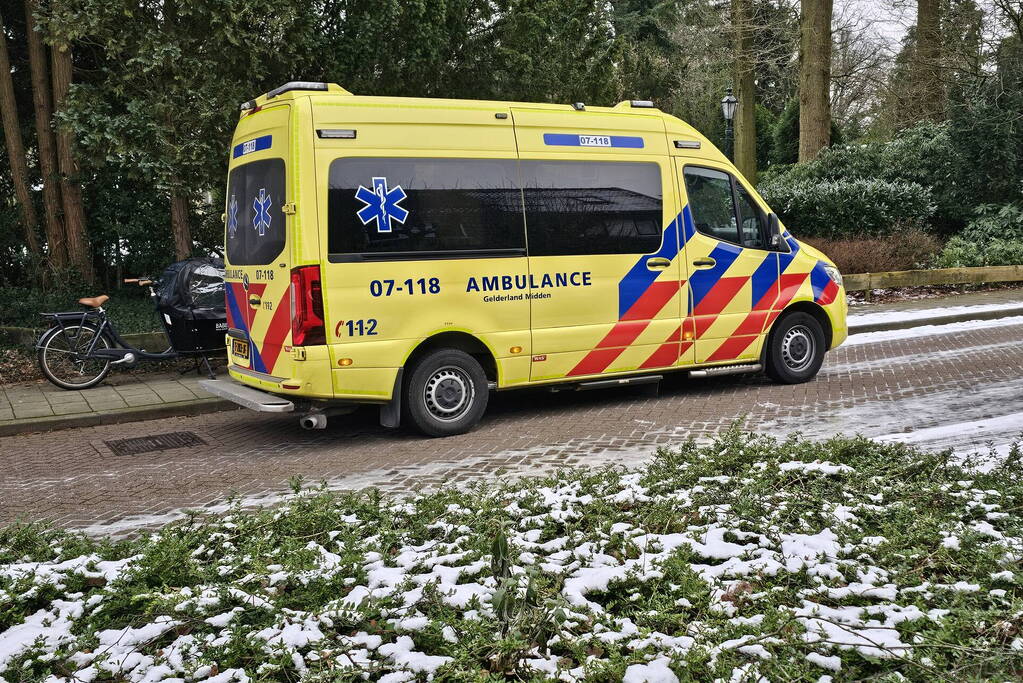 Fietsster gewond na val op spekgladde weg