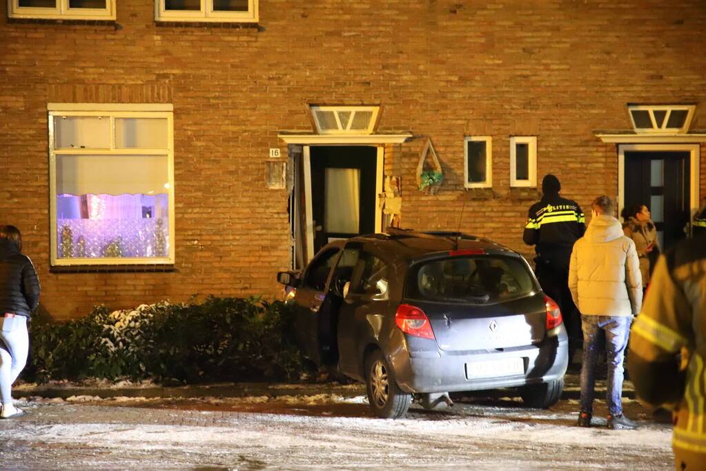 Automobilist glijdt van de weg en ramt woning