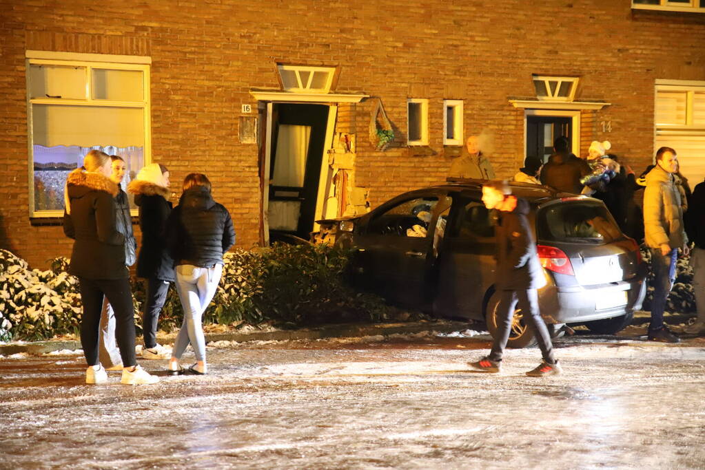 Automobilist glijdt van de weg en ramt woning