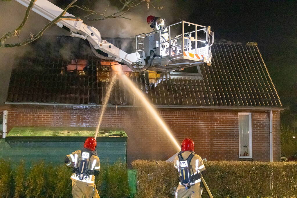 Flinke vlammen bij uitslaande woningbrand