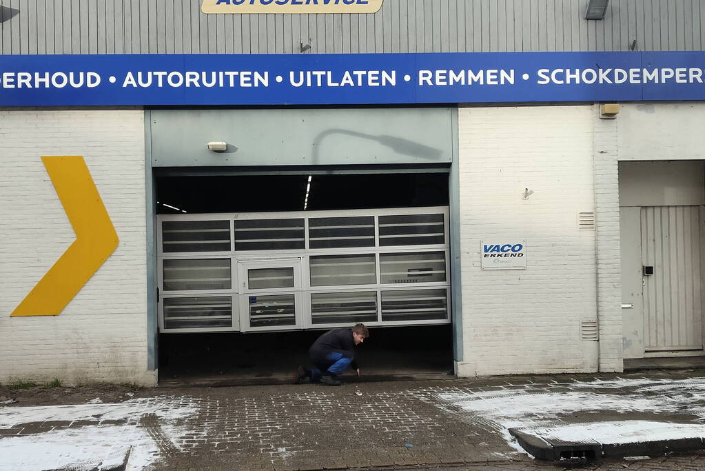 Auto rijdt door garagedeur en richt ravage aan