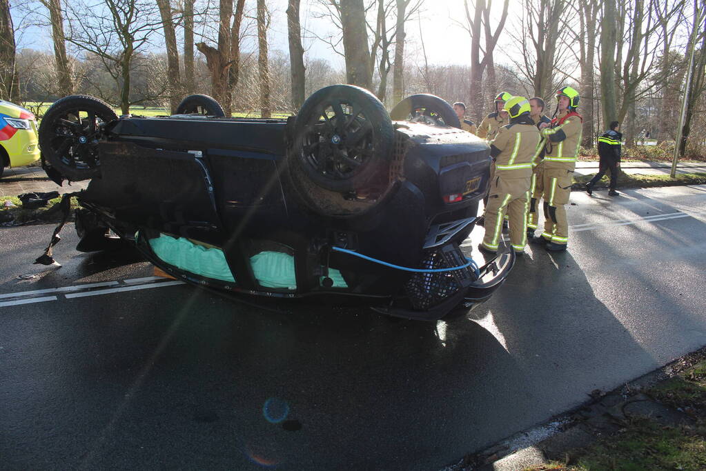 Automobilist belandt op zijn kop