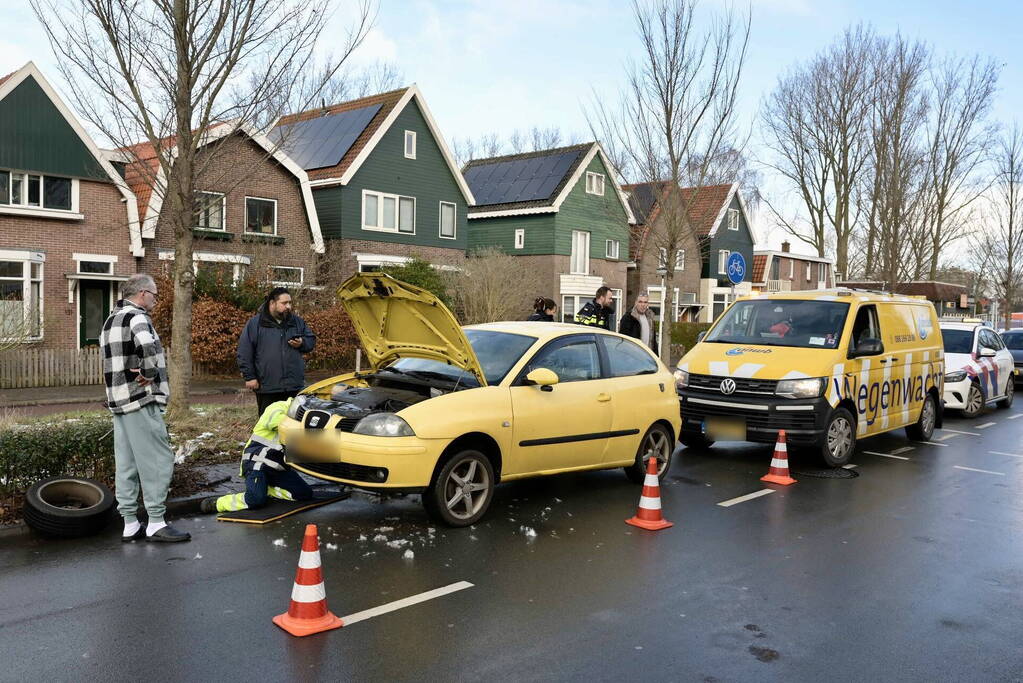 Hulpdiensten redden aangereden kat uit auto