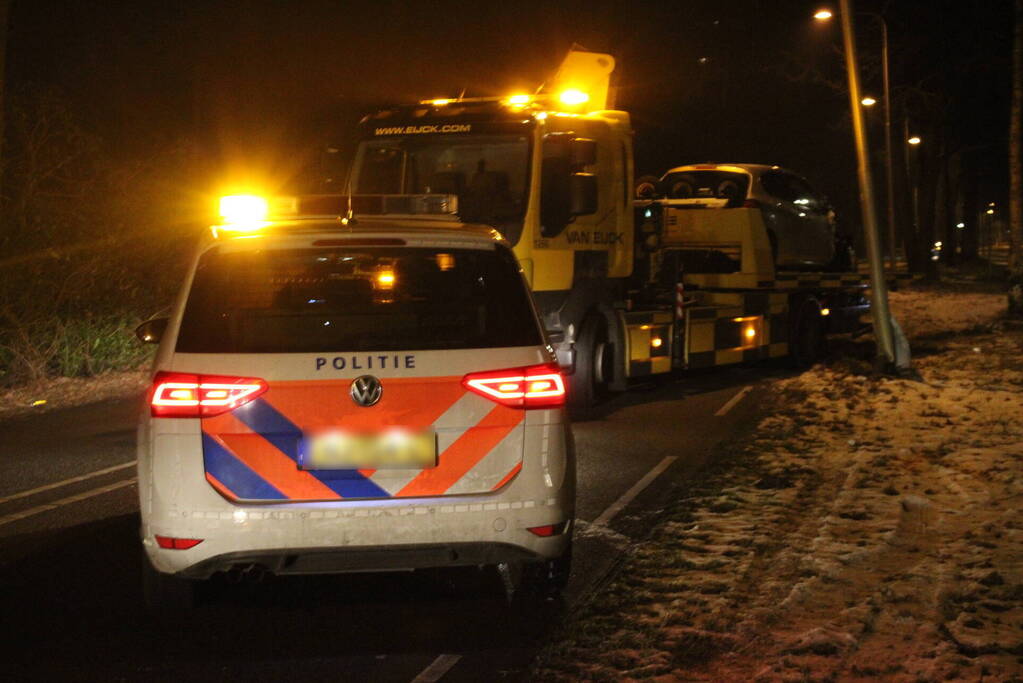 Automobilist gewond bij botsing met paal