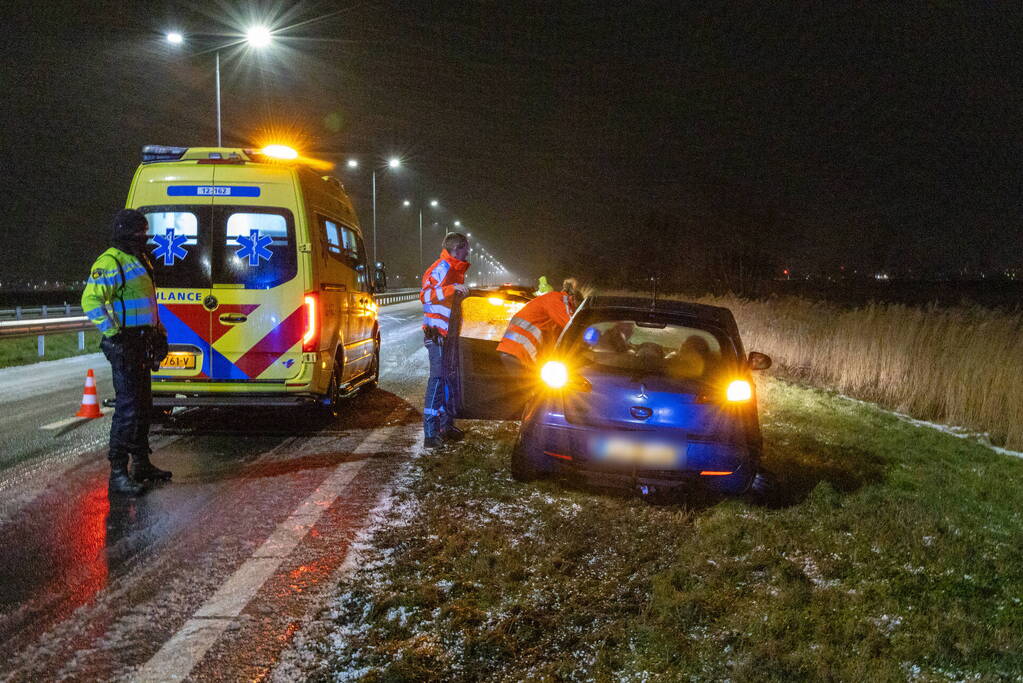 Automobilist ramt vangrail door gladheid