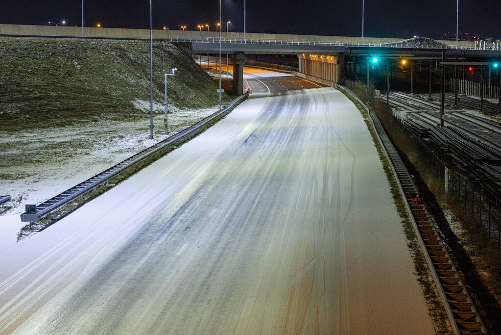 Veel files door gladheid