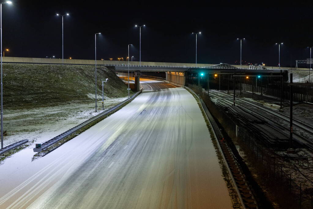 Veel files door gladheid