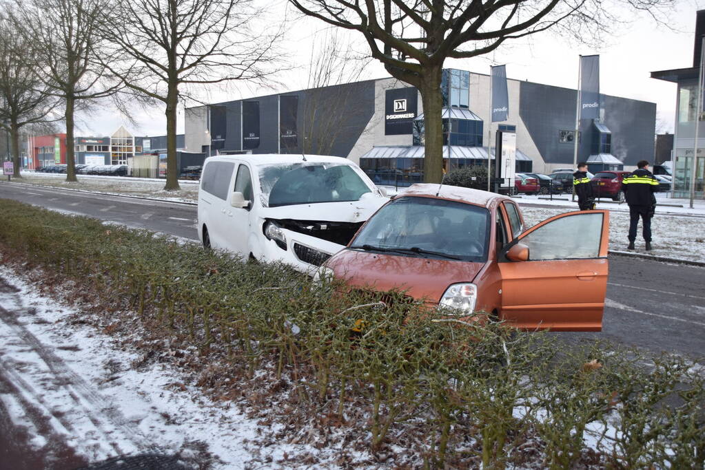 Bestelbus en personenauto botsen door gladheid