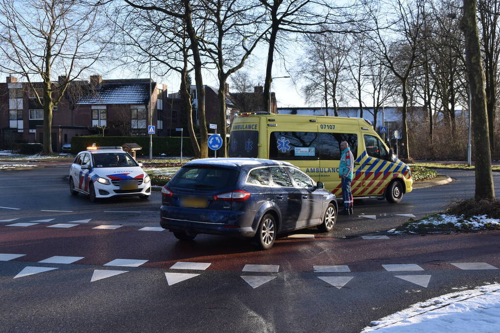 Fietser geschept op rotonde door automobilist