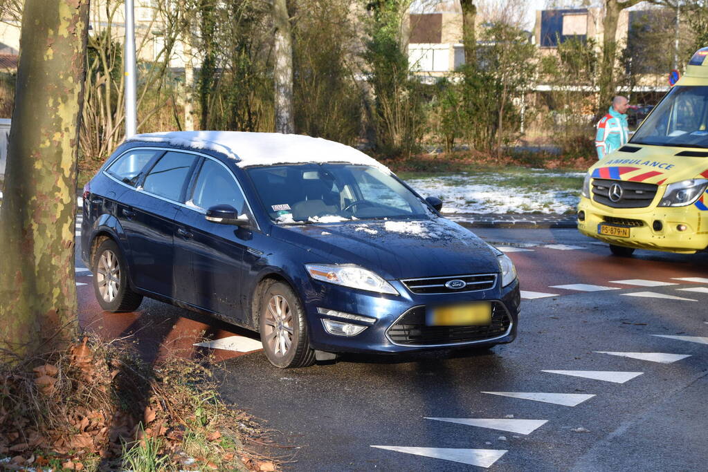 Fietser geschept op rotonde door automobilist