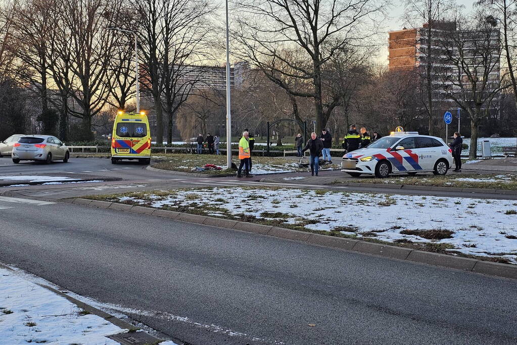 Auto en fietser in botsing op beruchte rotonde
