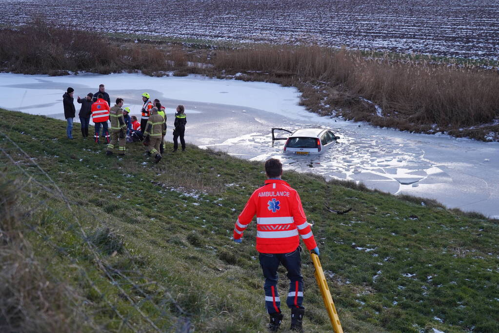 Automobilist belandt in ijskoude sloot