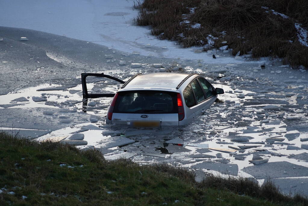 Automobilist belandt in ijskoude sloot