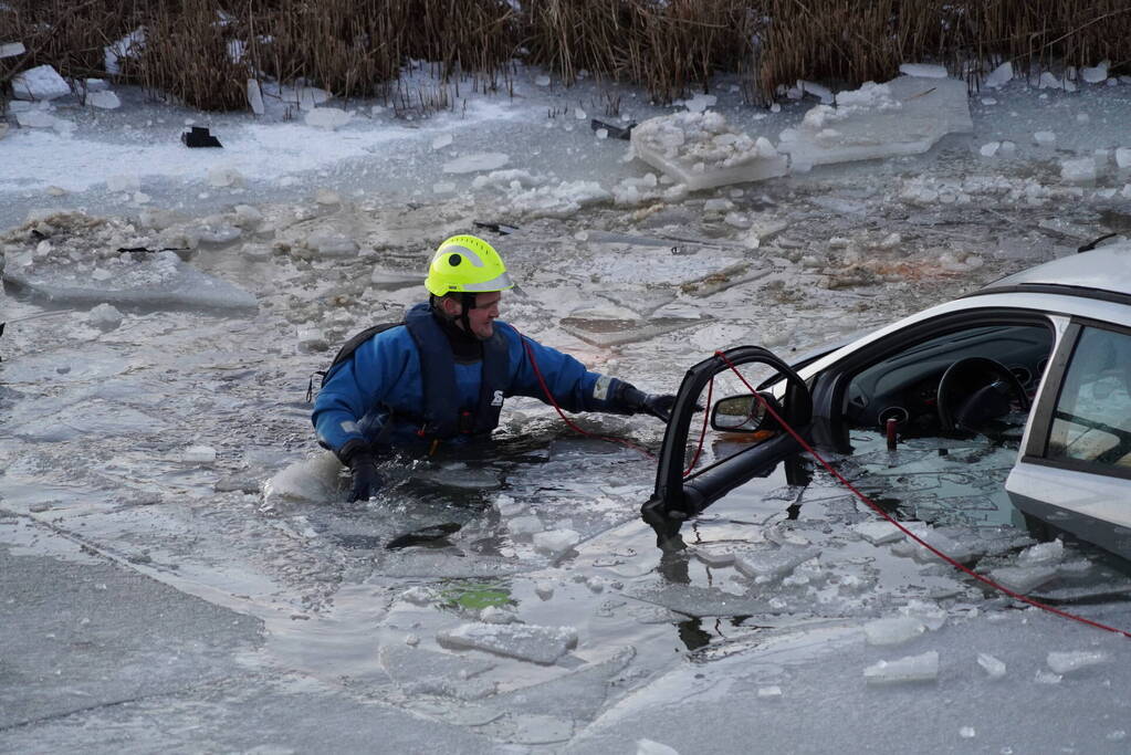 Automobilist belandt in ijskoude sloot