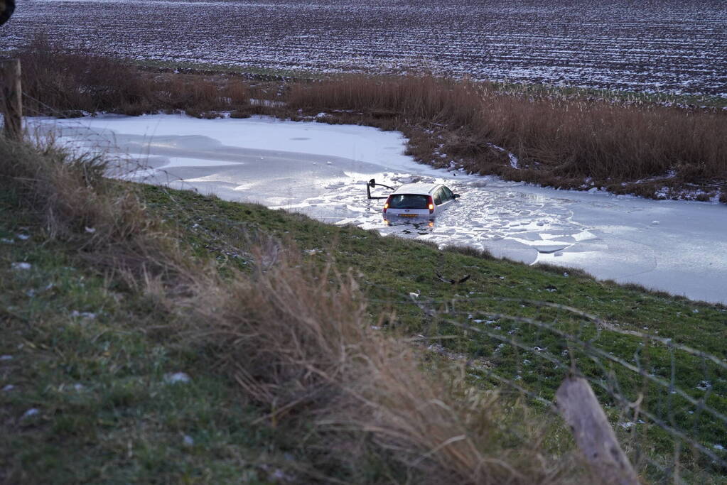 Automobilist belandt in ijskoude sloot