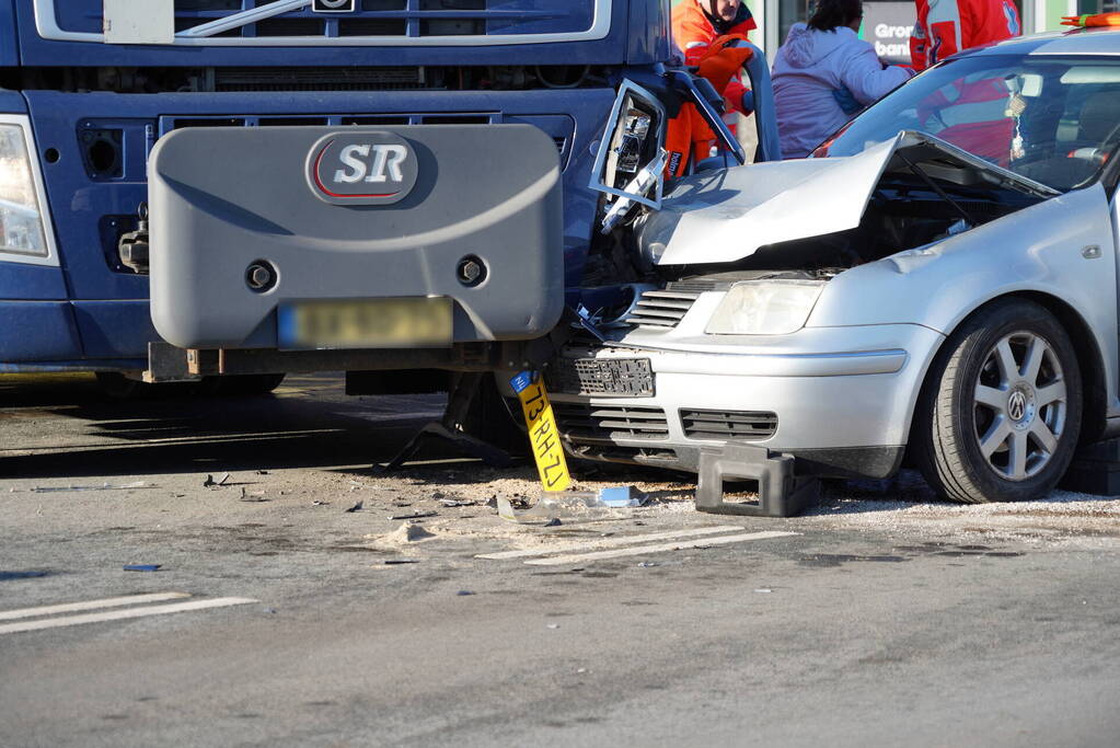Twee gewonden bij ongeval met vrachtwagen