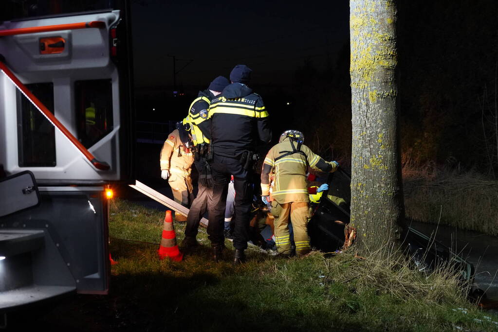 Hulpdiensten redden bestuurster uit te water geraakte auto