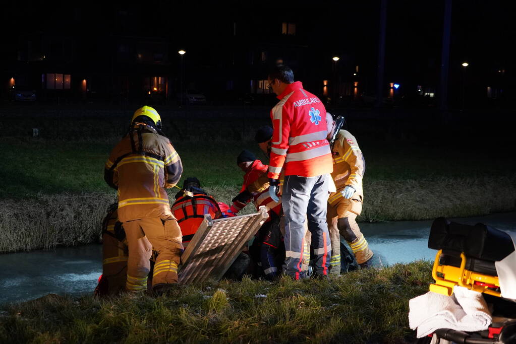 Hulpdiensten redden bestuurster uit te water geraakte auto