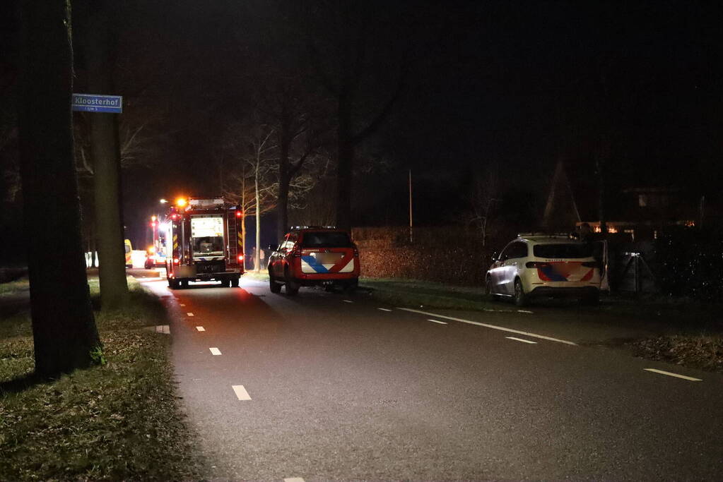 Persoon overleden nadat auto op kop belandt
