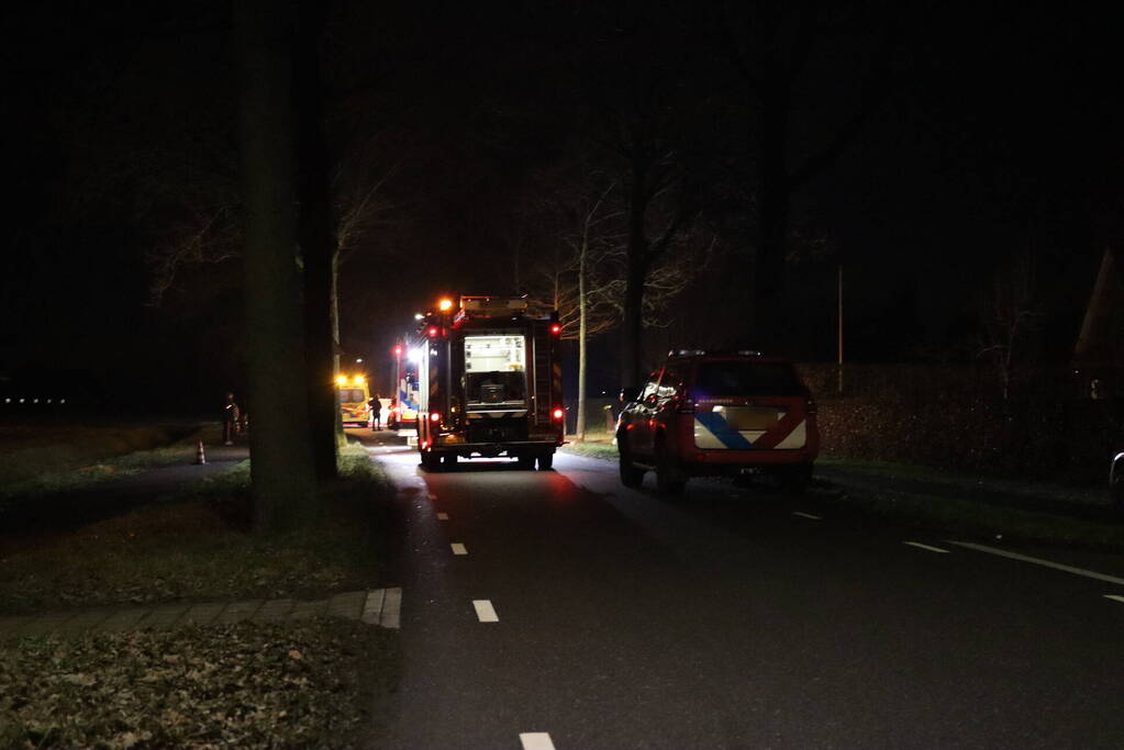 Persoon overleden nadat auto op kop belandt