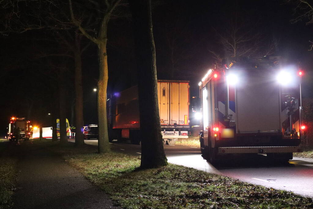 Persoon overleden nadat auto op kop belandt