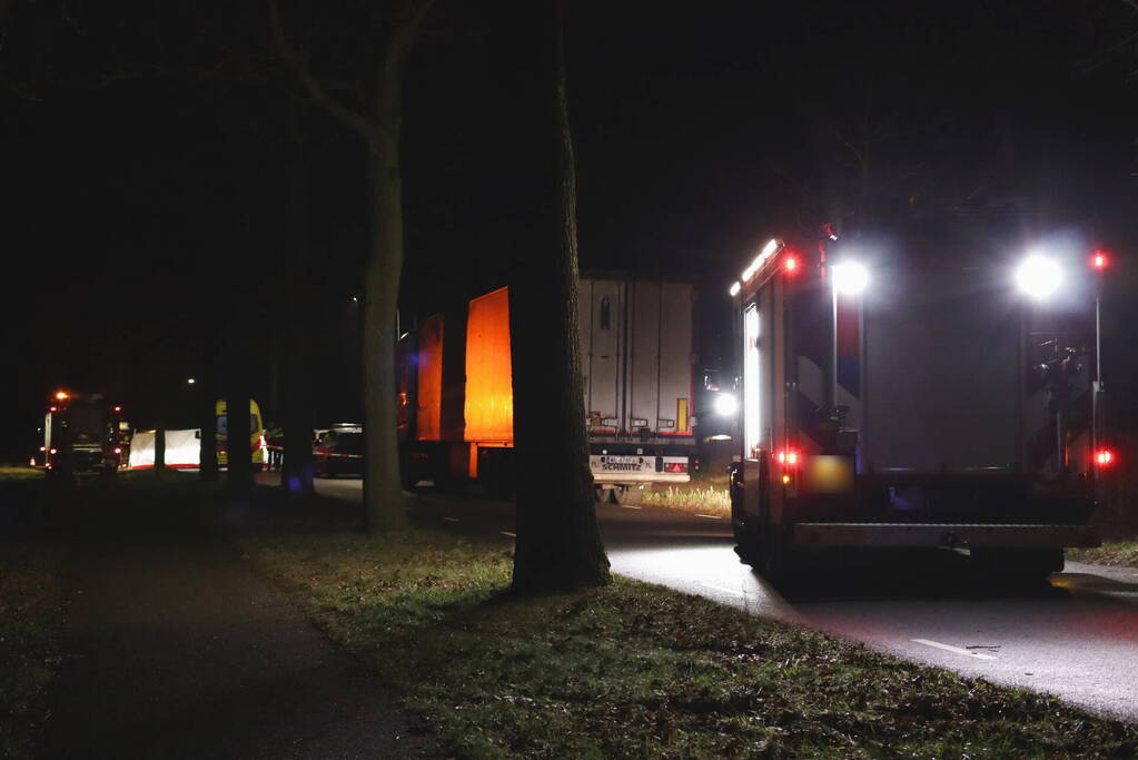 Persoon overleden nadat auto op kop belandt