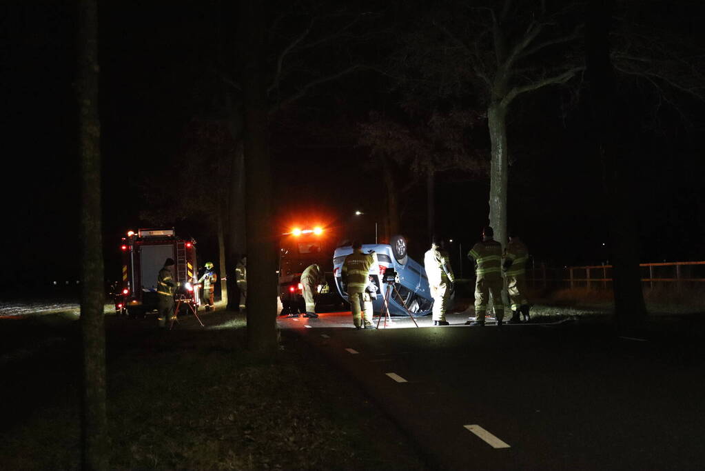 Persoon overleden nadat auto op kop belandt