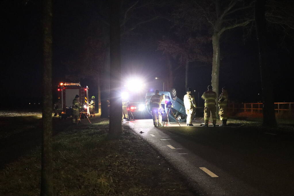 Persoon overleden nadat auto op kop belandt