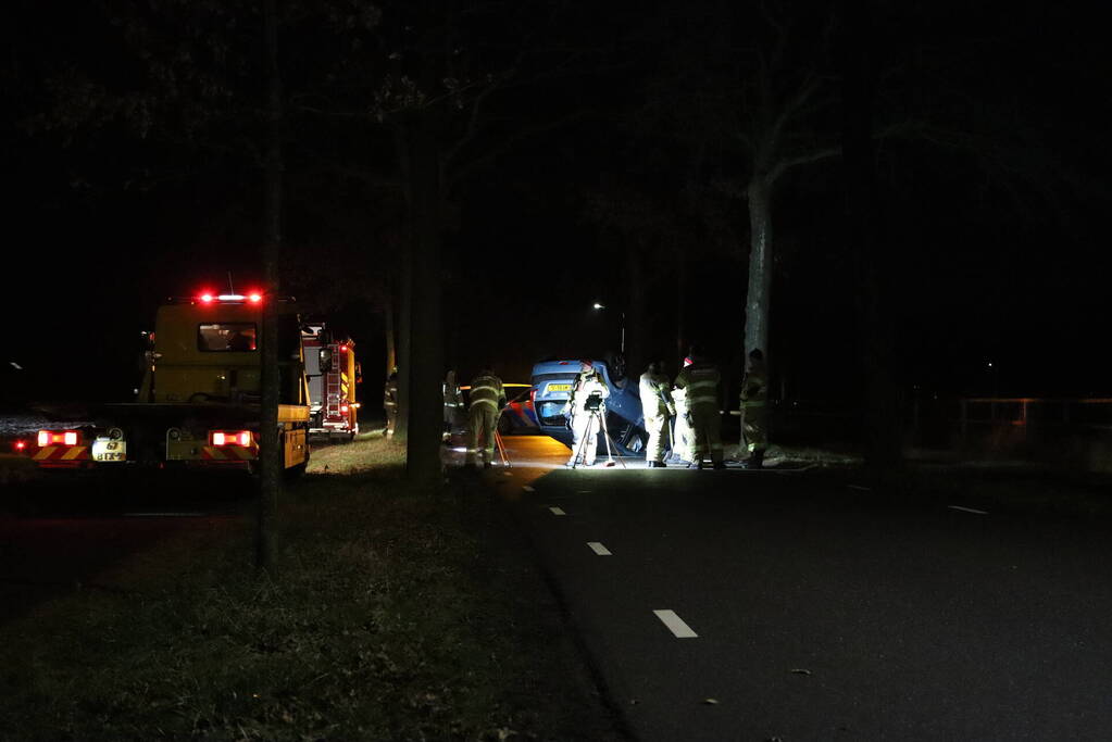 Persoon overleden nadat auto op kop belandt
