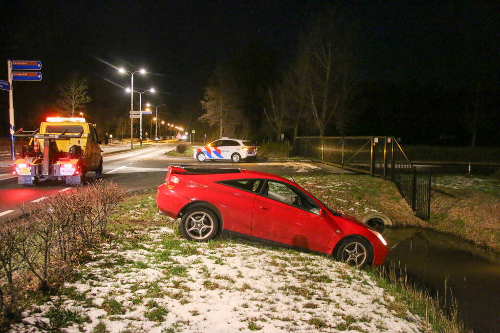 Voertuig raakt net niet te water bij ongeval
