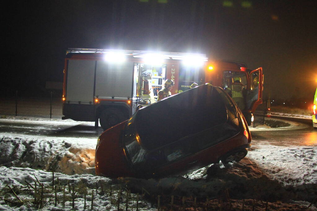 Automobilist belandt in greppel door gladheid