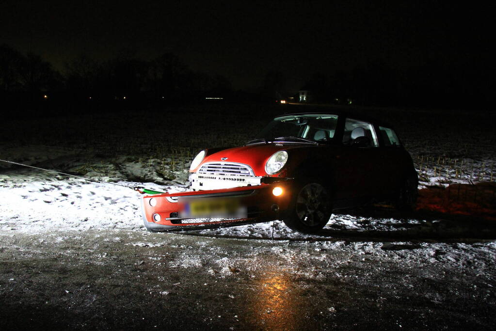 Automobilist belandt in greppel door gladheid