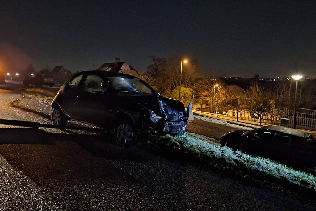Automobilist rijdt lantaarnpaal uit de grond