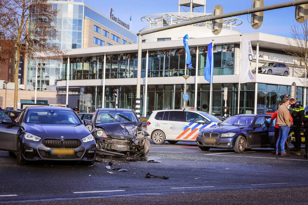 Flinke schade na botsing op kruispunt