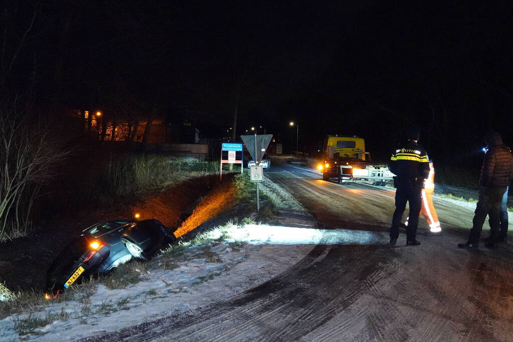 Auto belandt in sloot door gladheid