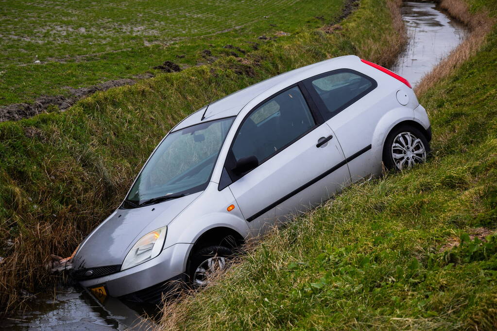 Automobilist belandt in sloot