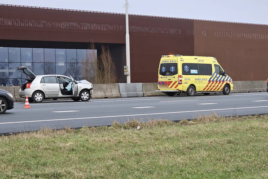 Automobilist botst op middengeleider van snelweg