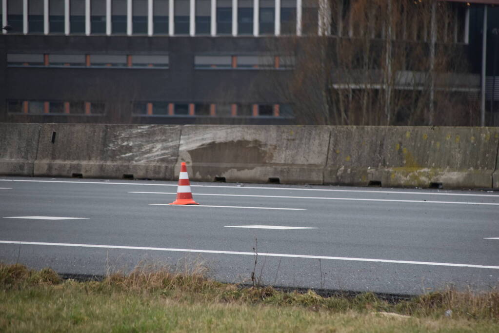 Automobilist botst op middengeleider van snelweg