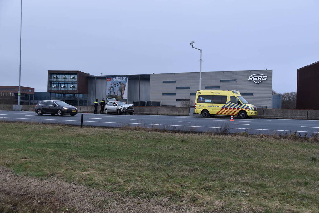 Automobilist botst op middengeleider van snelweg
